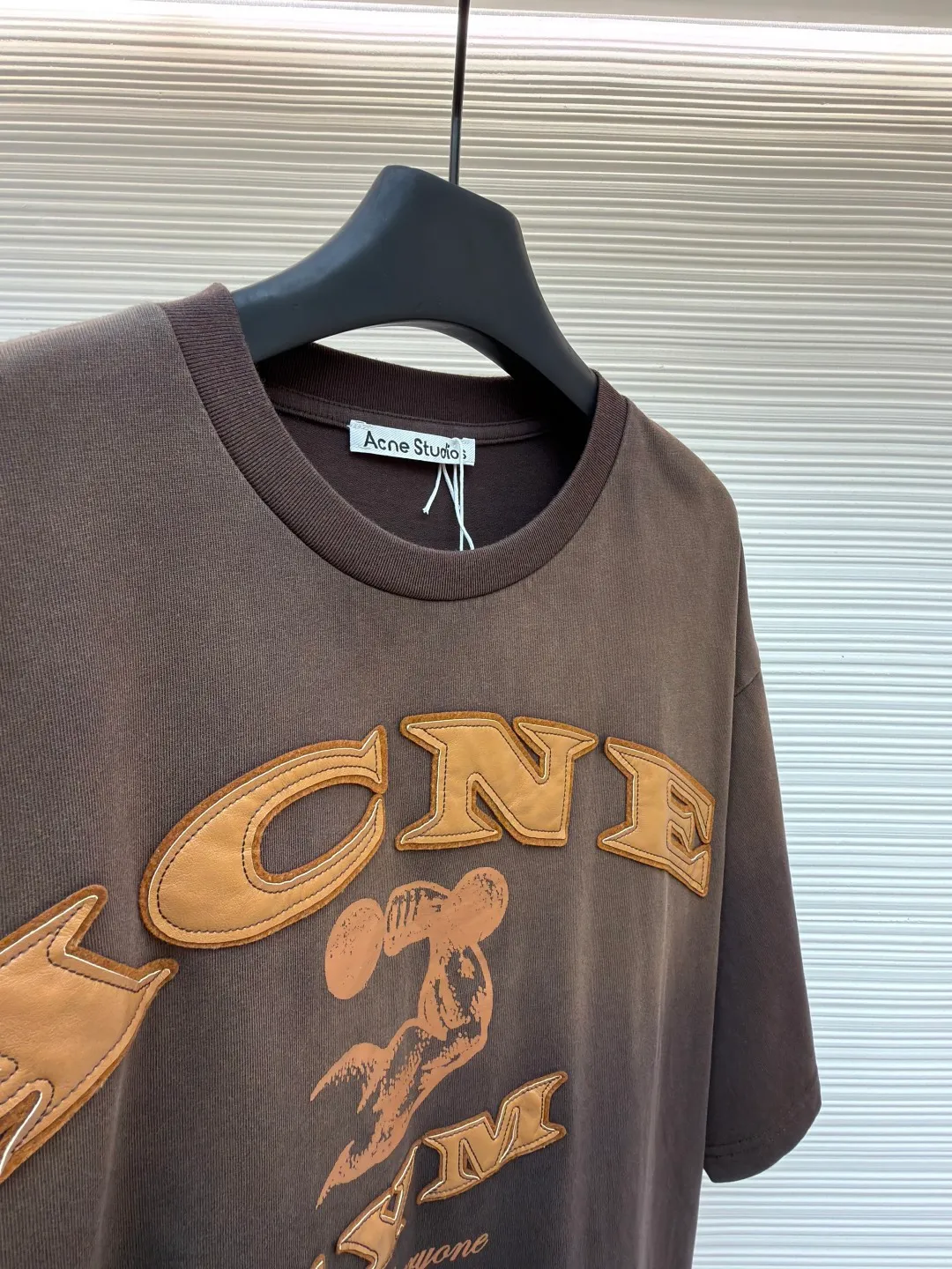 Acne Studios distressed logo short sleeves ●Original version: purchased and developed for 4100 ●Item number: 1682345-A15 ●Fabric: soft plain weave fabric ●Technology: glue printing ●Color: brown gradient ●Version: fitted version ●Weight: about 395 grams ●Size: S-M-L-XL ●Description: Customized elegant cotton double-ply soft plain weave fabric, soft and delicate, comfortable and close to the skin, with warm brown as the main color with grayscale It is unobtrusive but has an overwhelming aura. The ACNE GYM logo on the body is outlined with powerful brown lines. For Everyone is simple but contains profound meaning. The inadvertently smudged distressed effect meets the carrier of retro feelings, which is full of fashion tension, making every outfit a fashion feast. Adopting imported machine appliqué embroidery technology, using advanced computer control systems and precision mechanical components to achieve ACNE GYM appliqué embroidery operations, presenting an embroidery effect with both clarity and three-dimensionality. Glue printing is used. The printing has been modified three times with the film screen. Use glue liquid paint to print the pattern on the fabric. Bake the fabric to fix the gradient of the printed image and make it look old. By spraying dyes of different colors on the surface of the fabric, the clothes can show rich color changes under different lights. Increase the visual layering. The fabrics have been washed, have a better hand feel and texture, are not easy to deform, are not easy to shrink, are not easy to fade, and maintain long-term beauty. The overall wiring is straight and delicate, the fabric is comfortable and soft, and the color is consistent without color difference. It can be matched with the same style to create a fashionable look and control various occasions. Customized accessories, complete with three standards, same style for men and women!